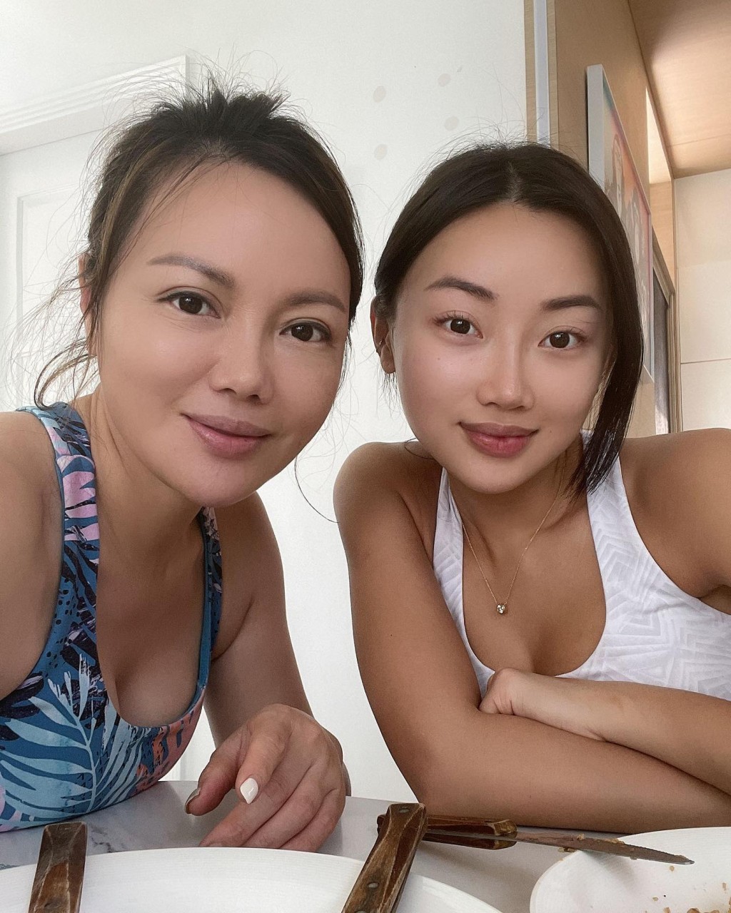 Reina與媽媽似兩姊妹。